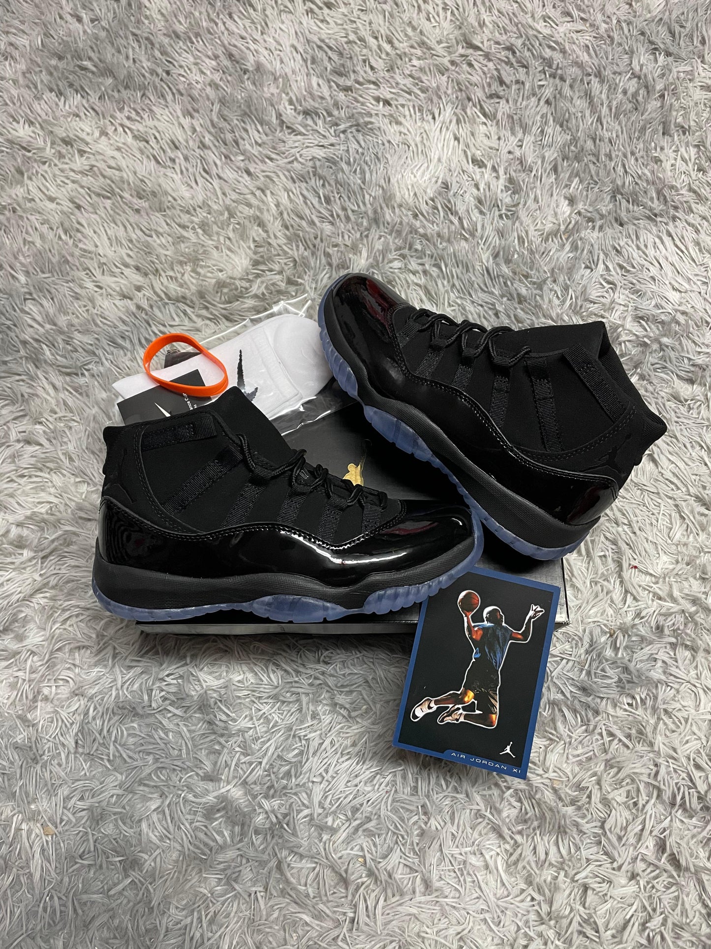 JORDAN 11 negras suela azul