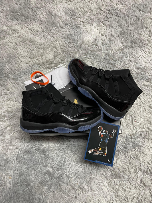 JORDAN 11 negras suela azul