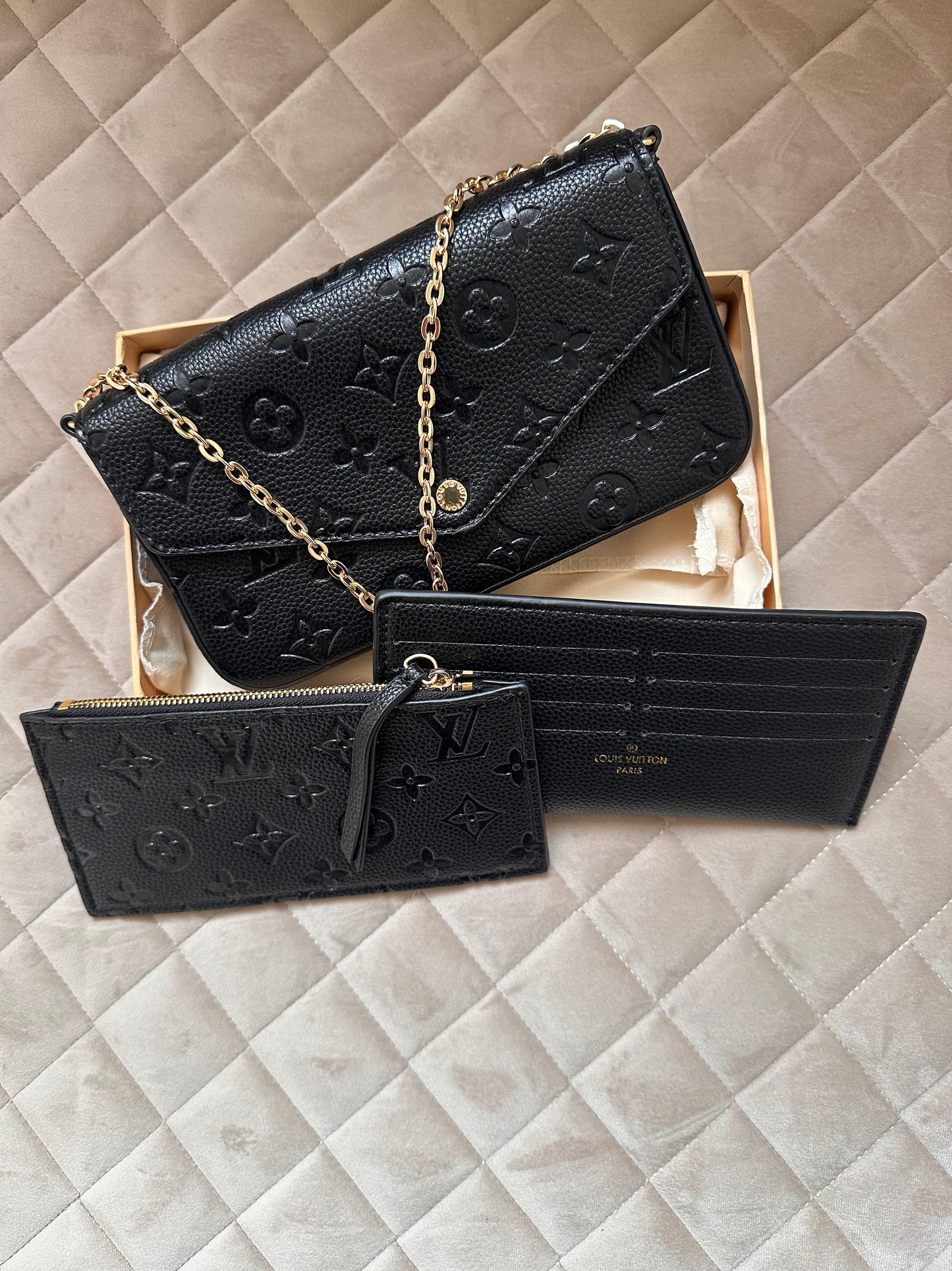 Bolso LV negro logo dorado Pochette Félicie