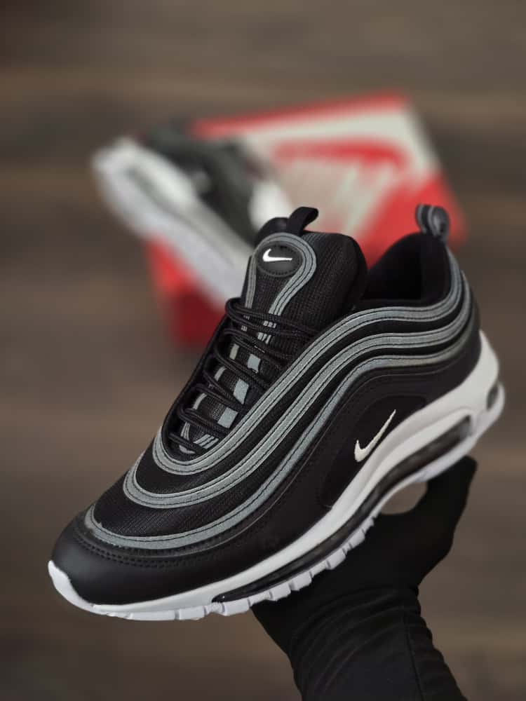 Air max 97 negra suela blanca