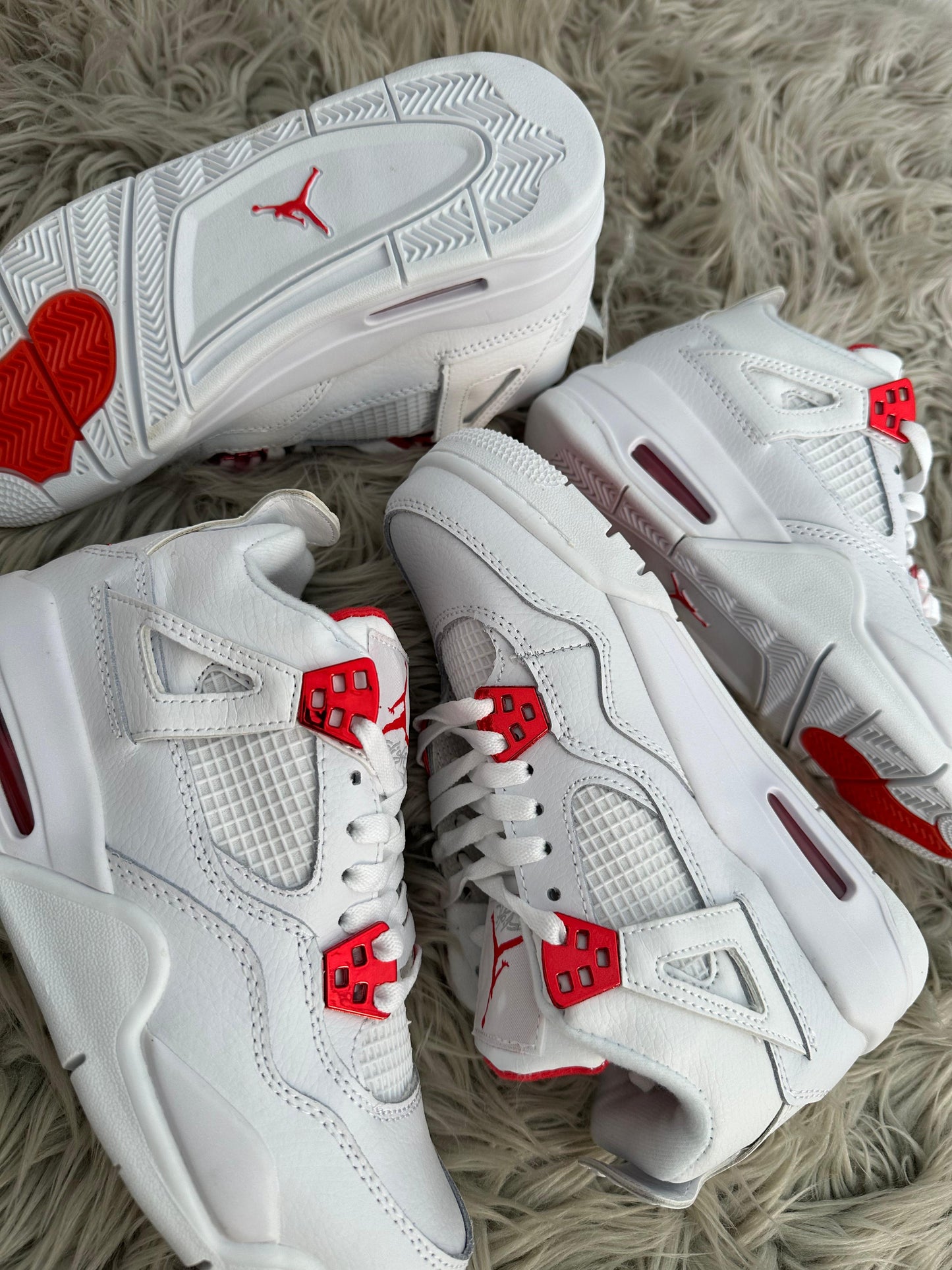 Jordan 4 blancas detalles rojos