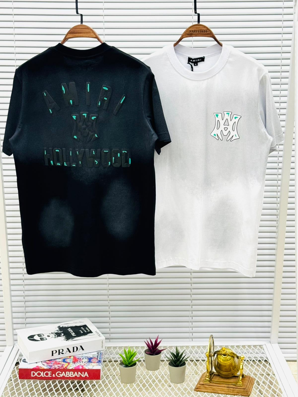 Camiseta amiri blanco y gris logo blanco detalles verdes