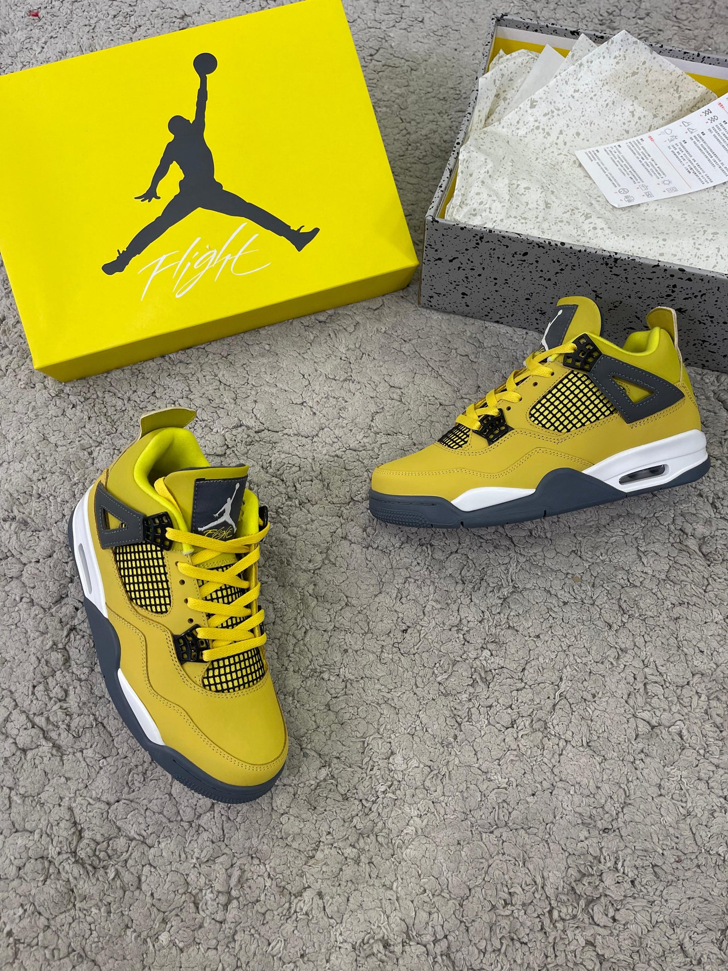 JORDAN 4 amarillas logo blanco detalles negros