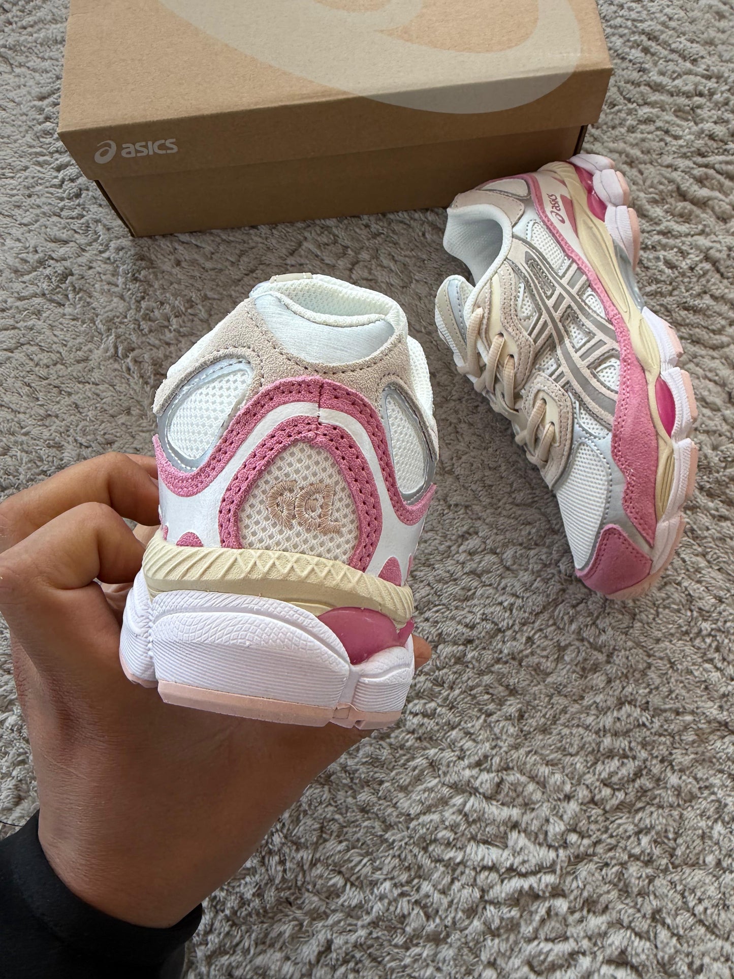 ASICS GEL-NYC blancas y grises detalles rosas