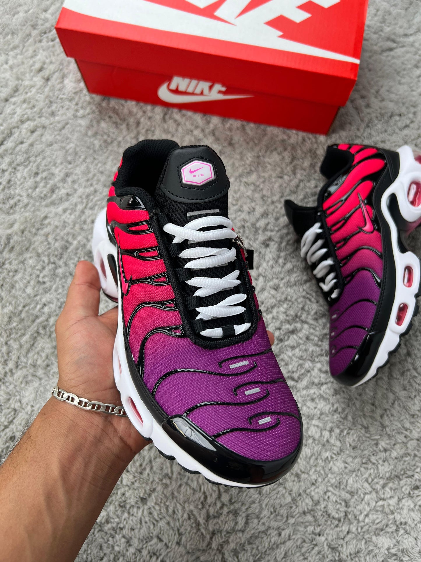 NIKE TN rosas detalles morados logo rosa contorno negro