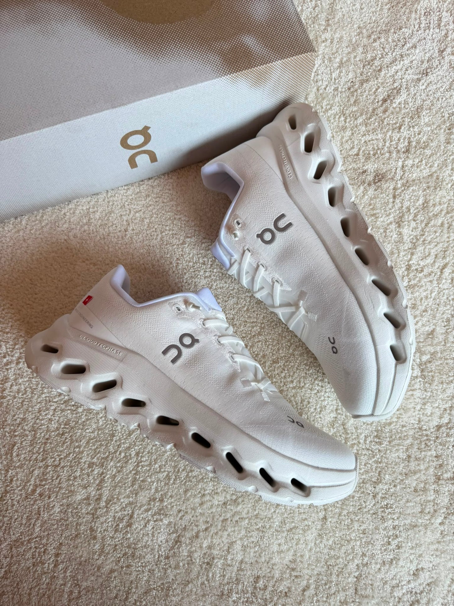 Zapatillas On Running CLOUDTILT blanco logo gris