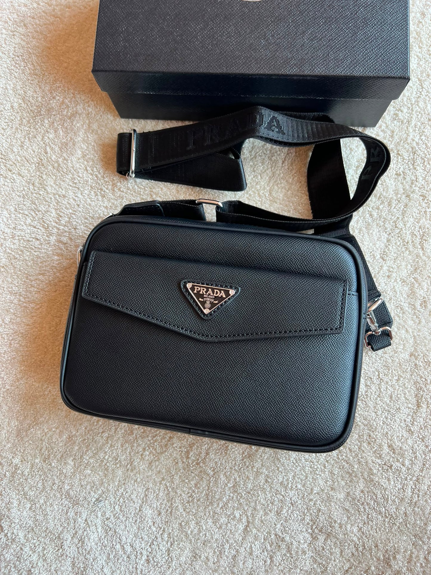 Bandolera Hombre Dior negra logo plateado