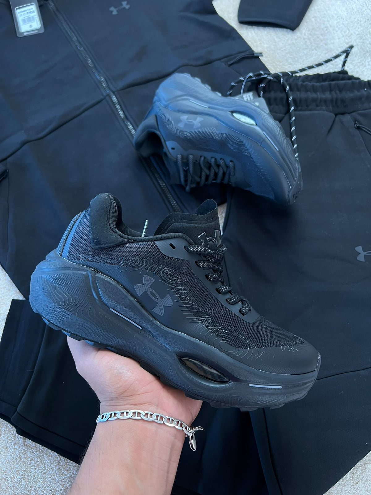 UNDER ARMOUR negras logo gris
