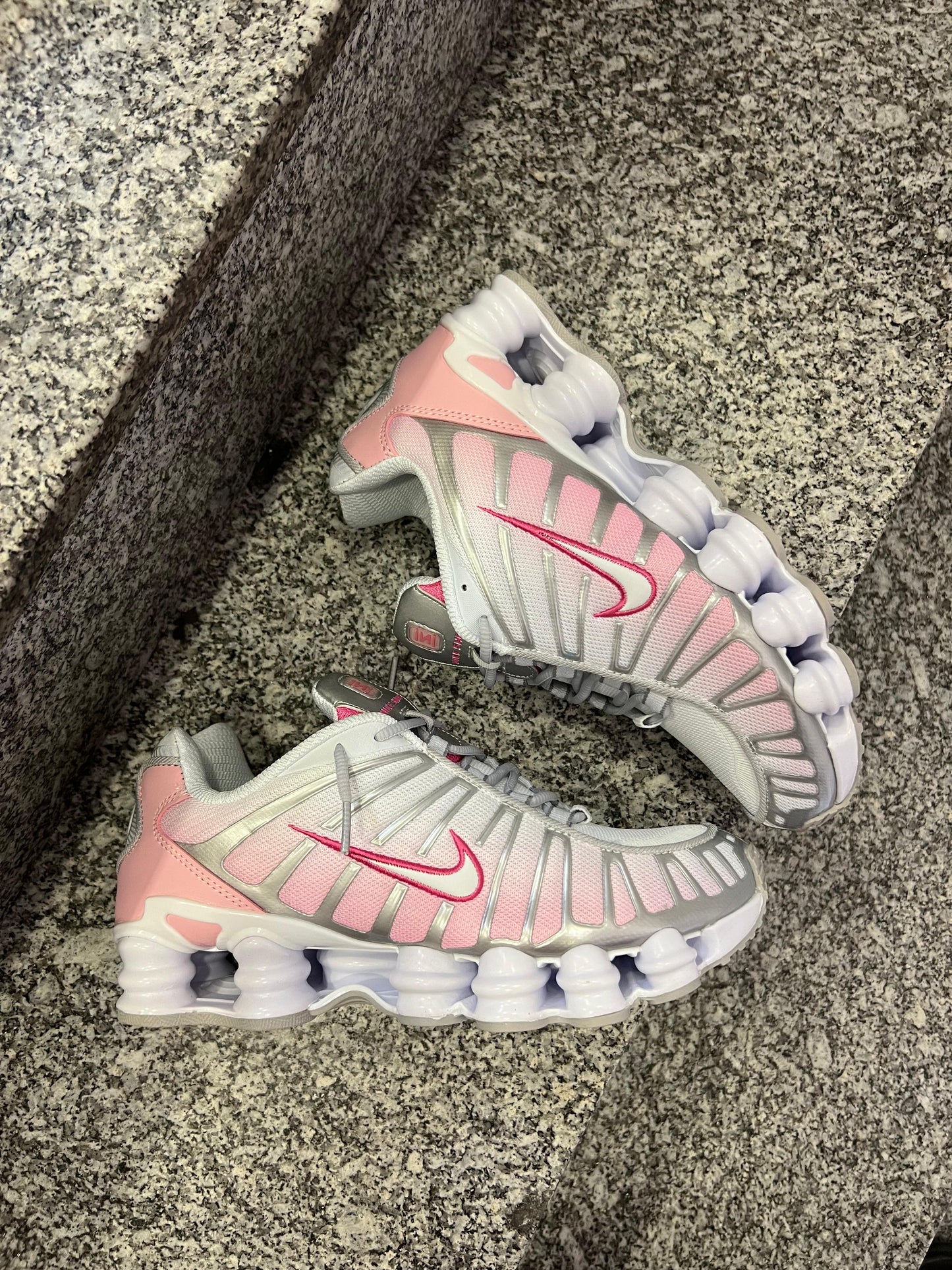 Shox blancas y rosas logo blanco contorno rosa detalles grises