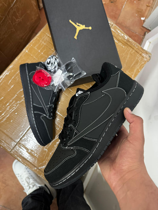 Air Jordan Low x Travis Scott negras detalles blancos