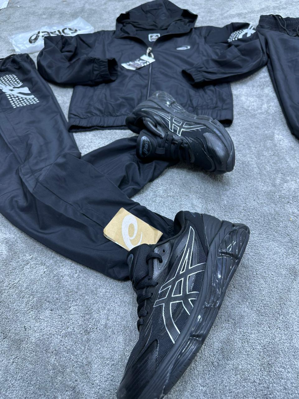 Chandal ASICS negro logo blanco