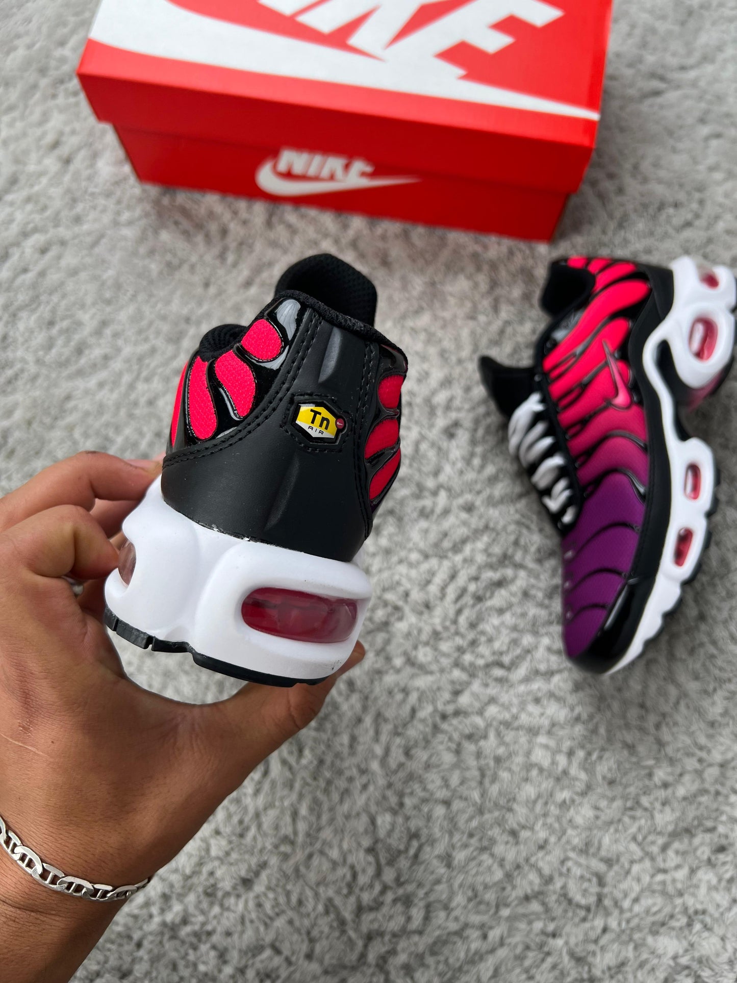 NIKE TN rosas detalles morados logo rosa contorno negro