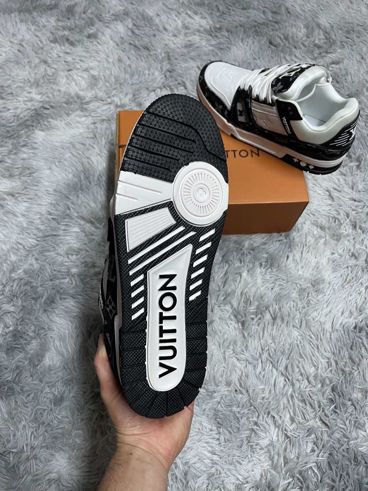 LV Trainer blancas y negras