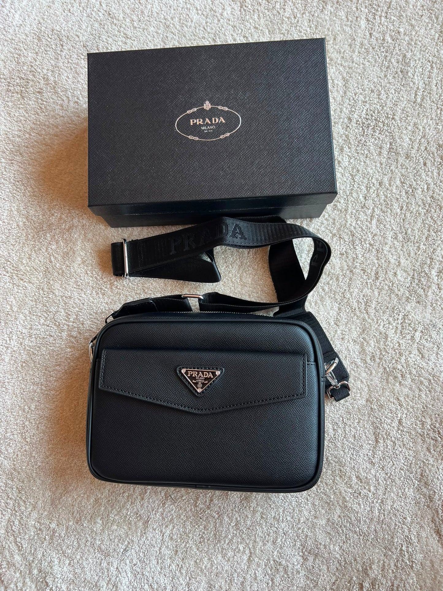 Bandolera Hombre Dior negra logo plateado