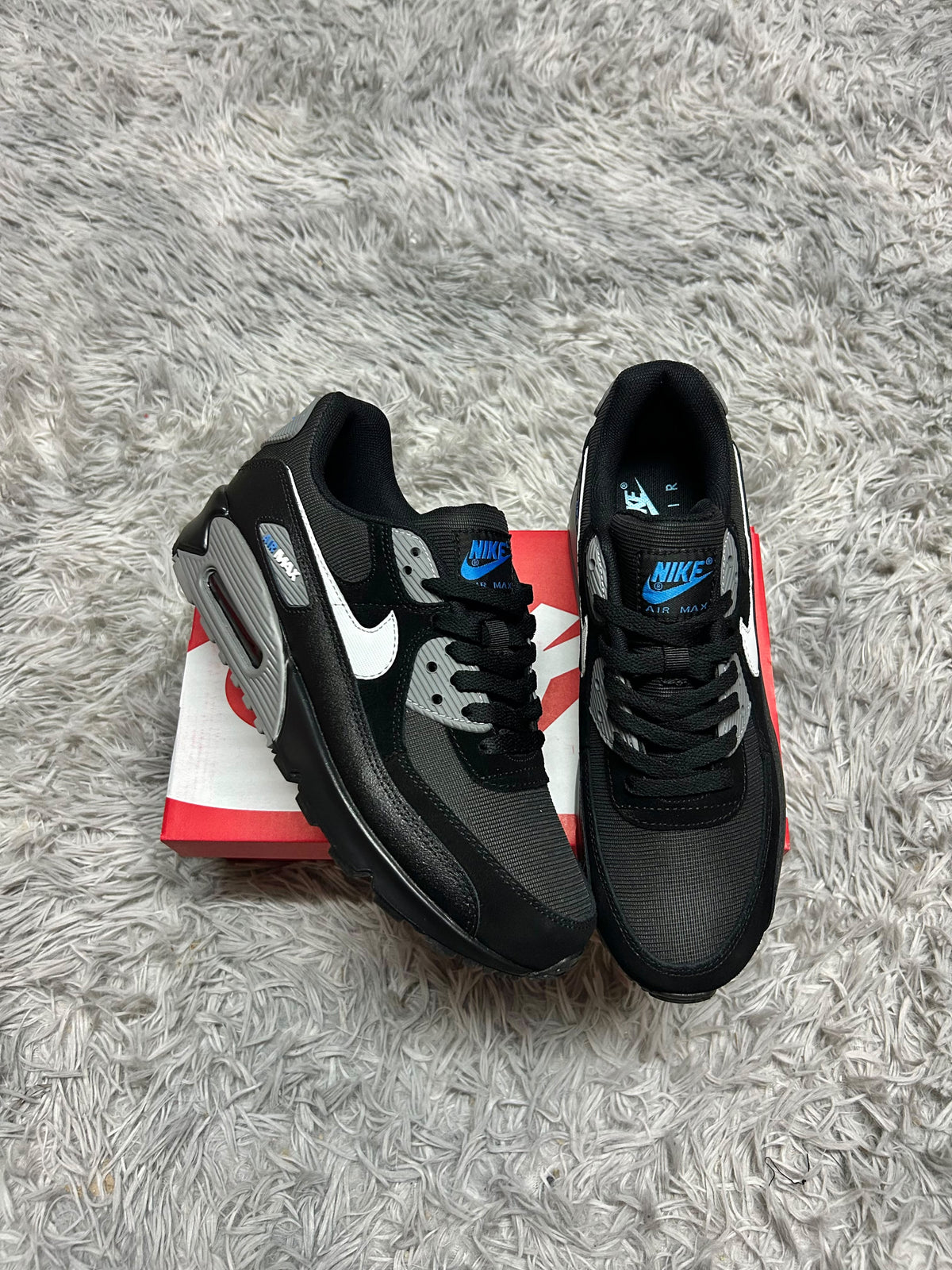 AIR MAX 90 negras logo blanco detalles grises y azules