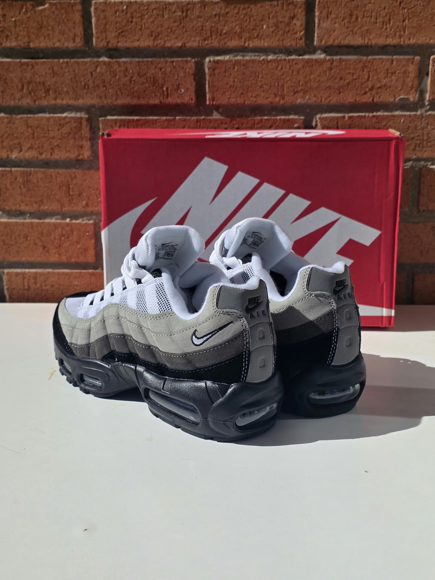 Nike Air Max 95 tricolor logo negro y blanco