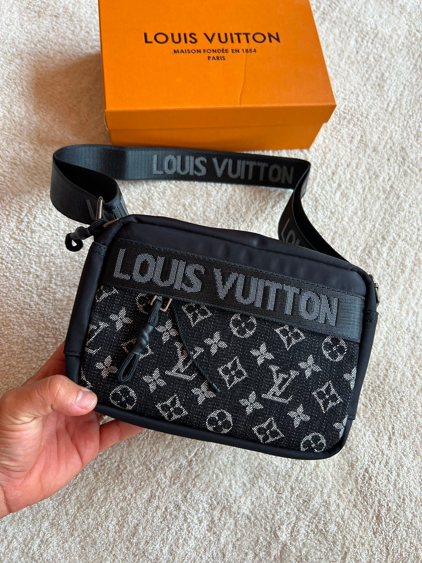 Bandolera Hombre LV negra logo blanco