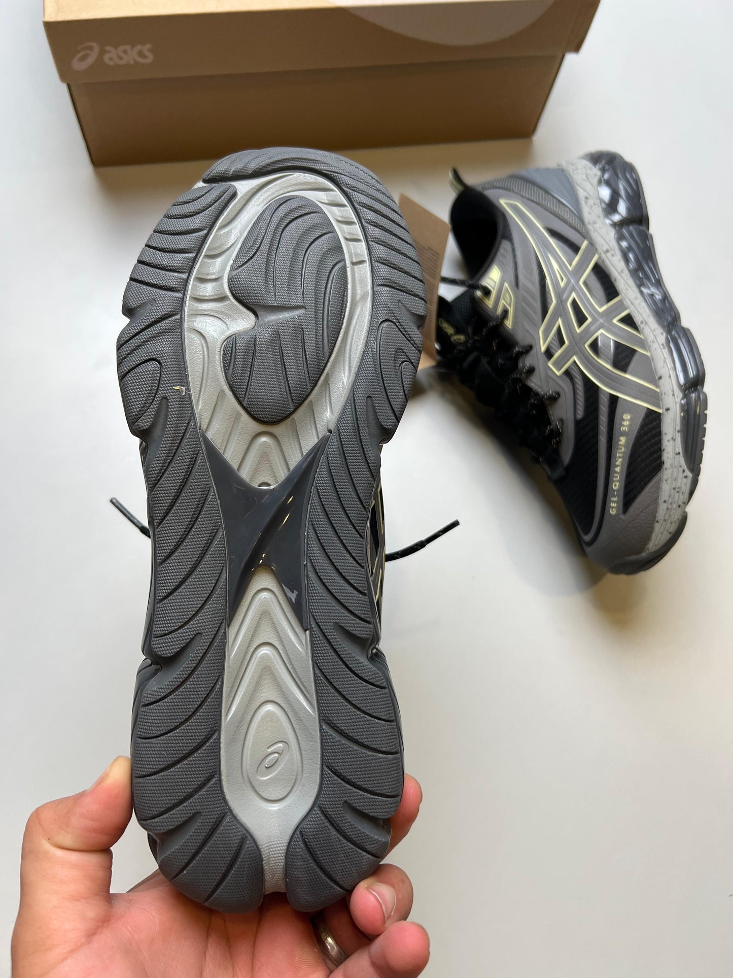 ASICS GEL QUANTUM 360 grises logo amarillo detalles negros
