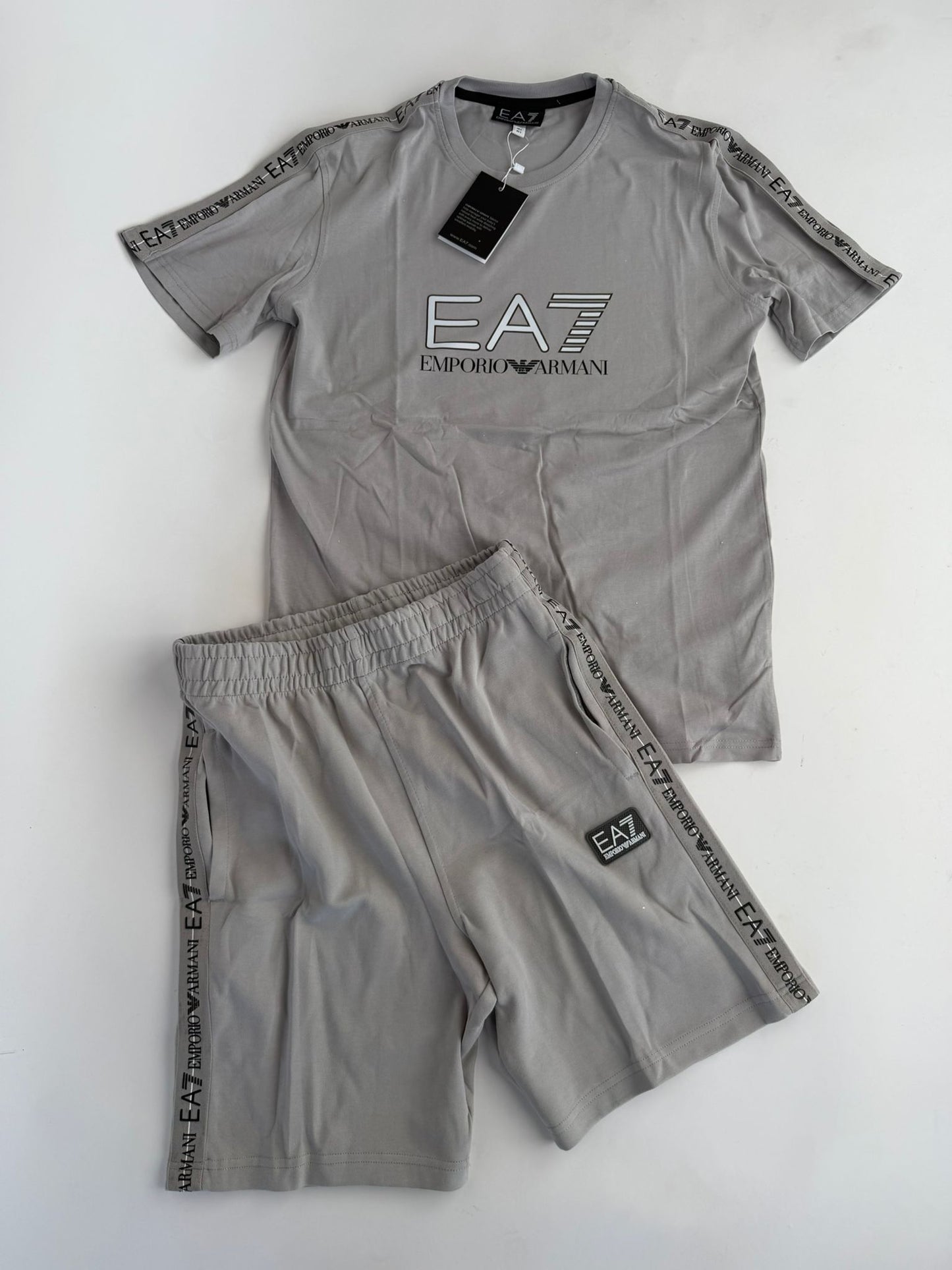 Conjunto corto armani gris logo blanco contorno negro