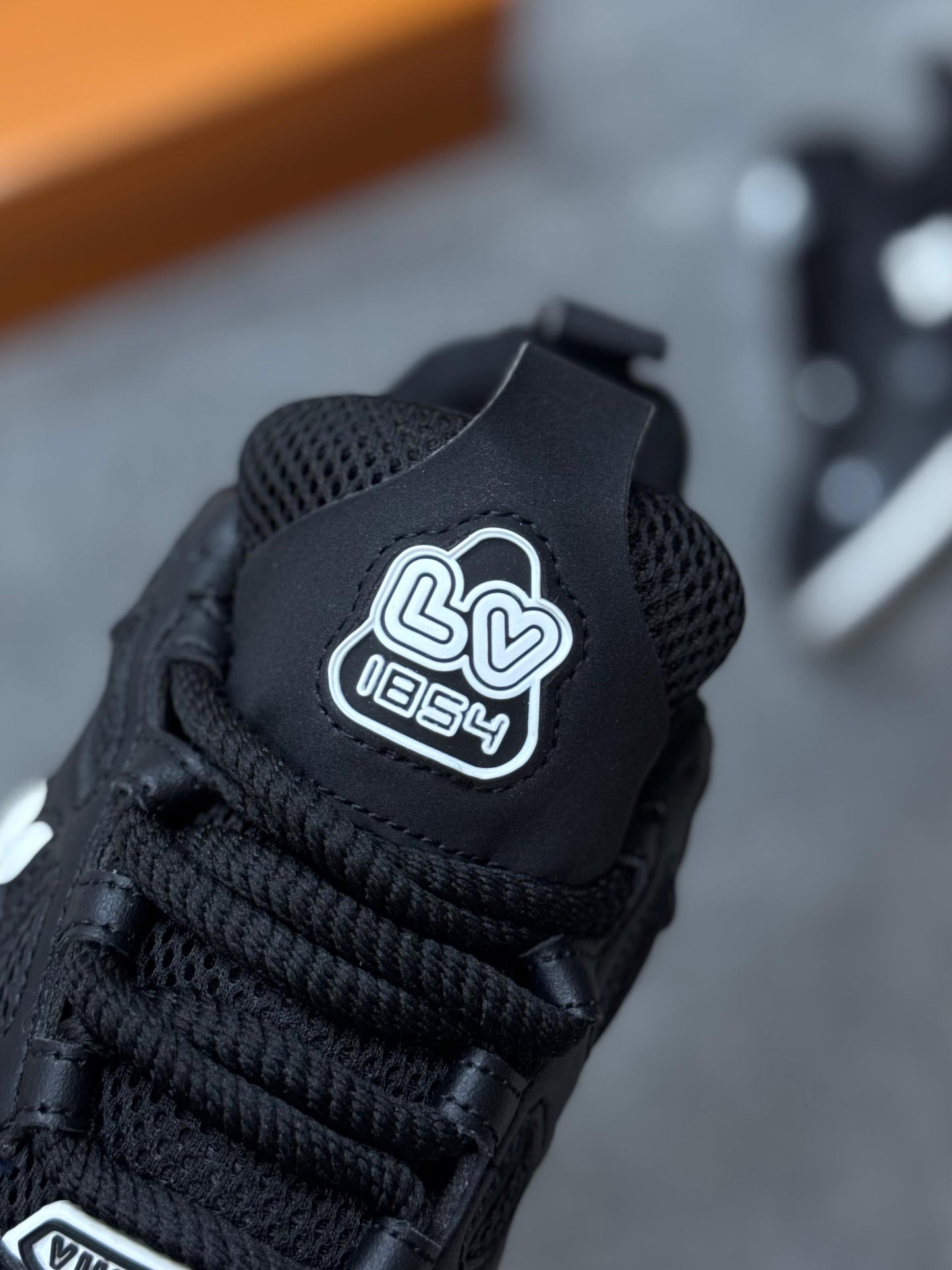 LV skate negras logo blanco