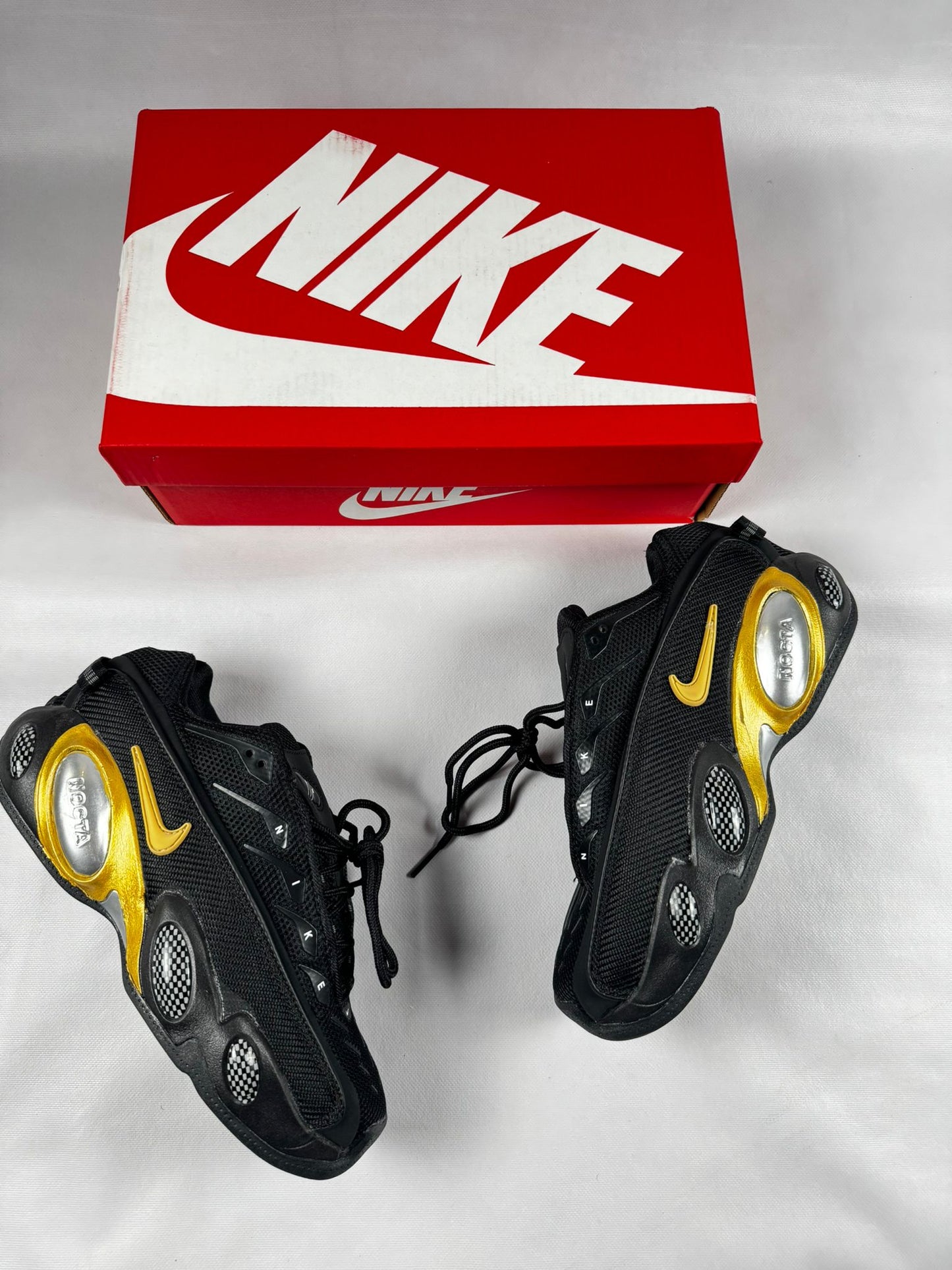 Nike nocta negro logo dorado detalles plateados