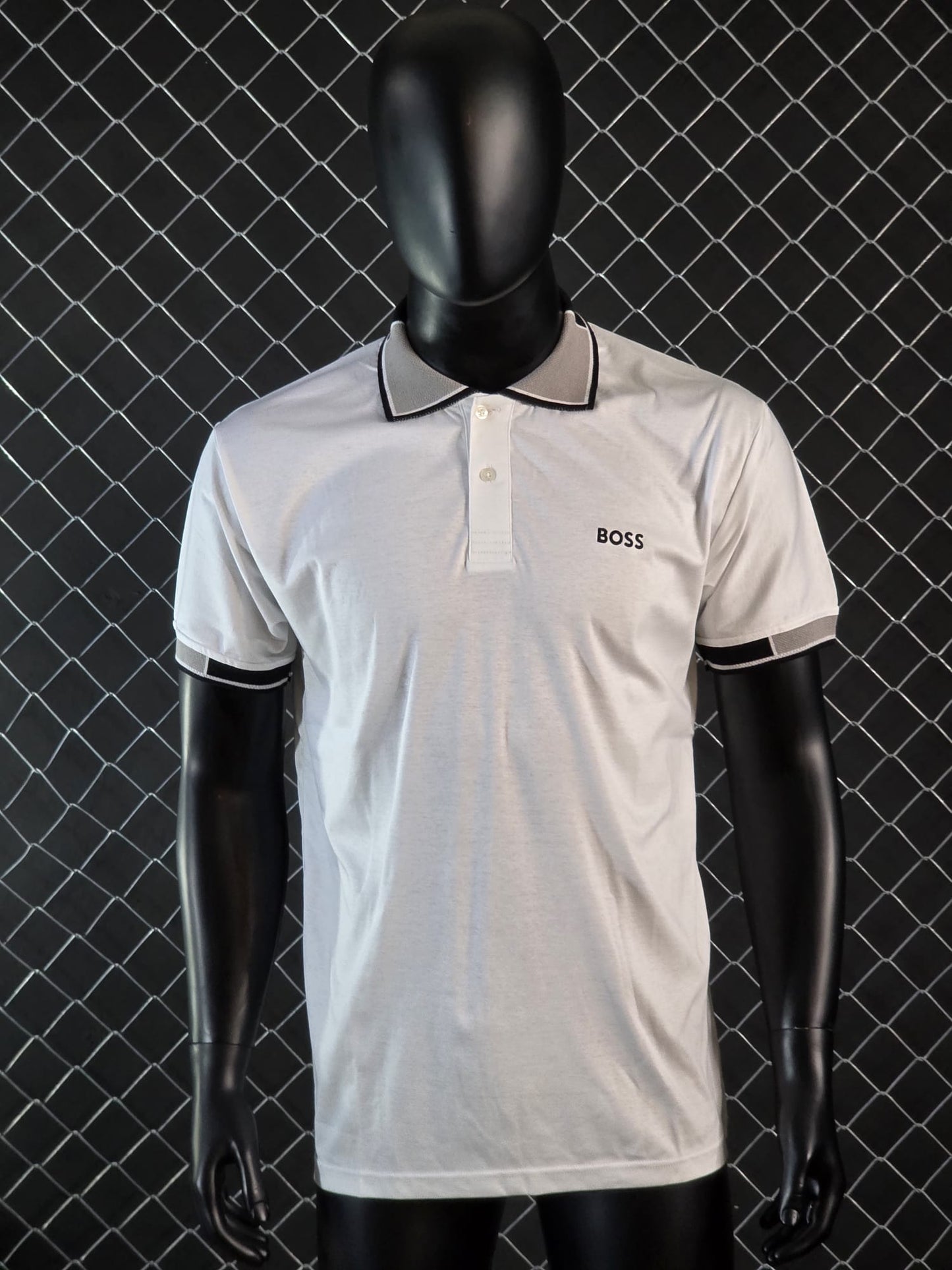Polo Hugo Boss blanco detalles grises logo negro