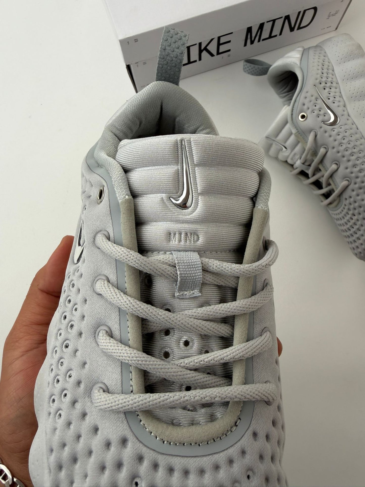 Zapatillas Nike mind gris detalles naranjas