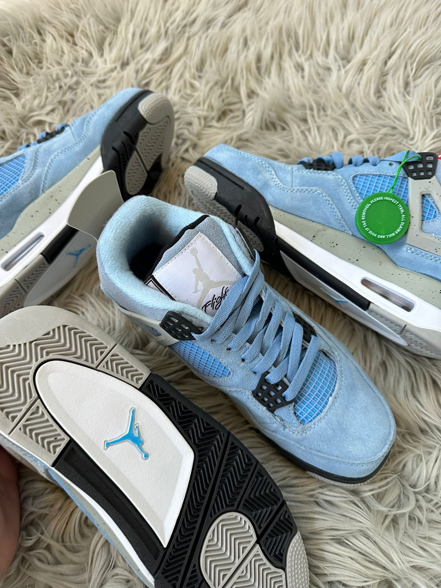 Jordan 4 azules detalles grises