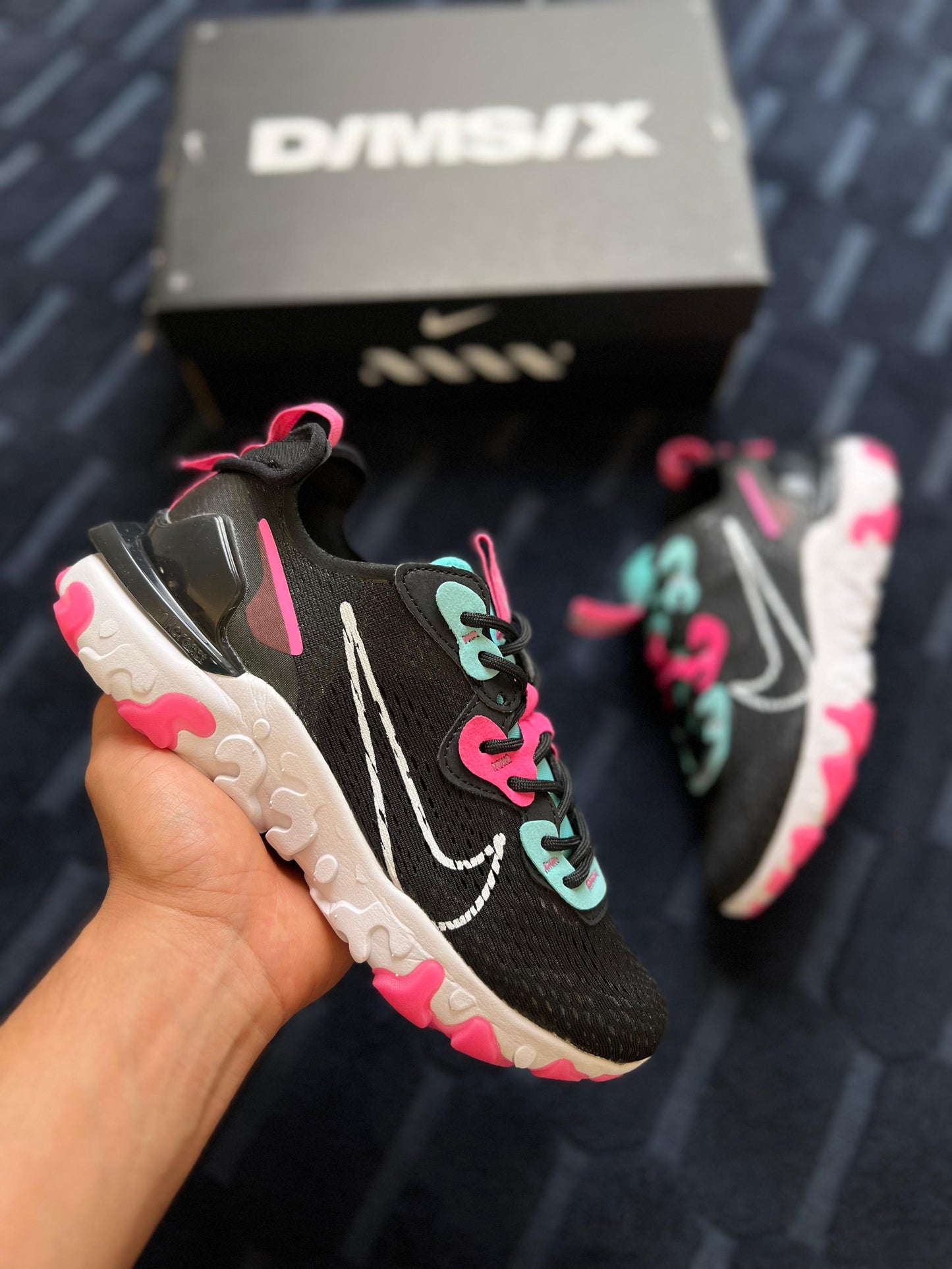 Nike react vision negra logo blanco detalles rosas y azules