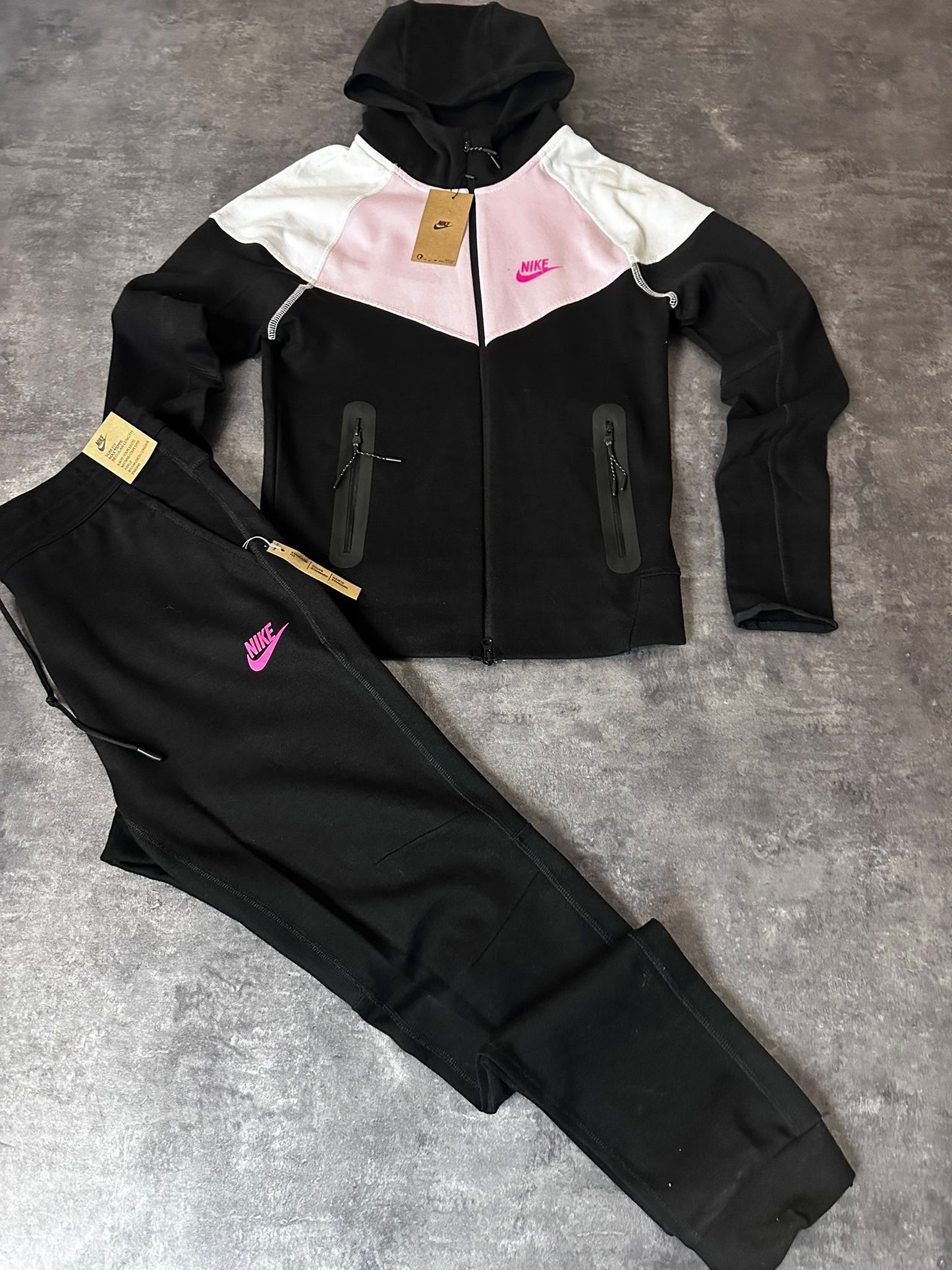 Chándal nike tech negro y blanco logo rosa