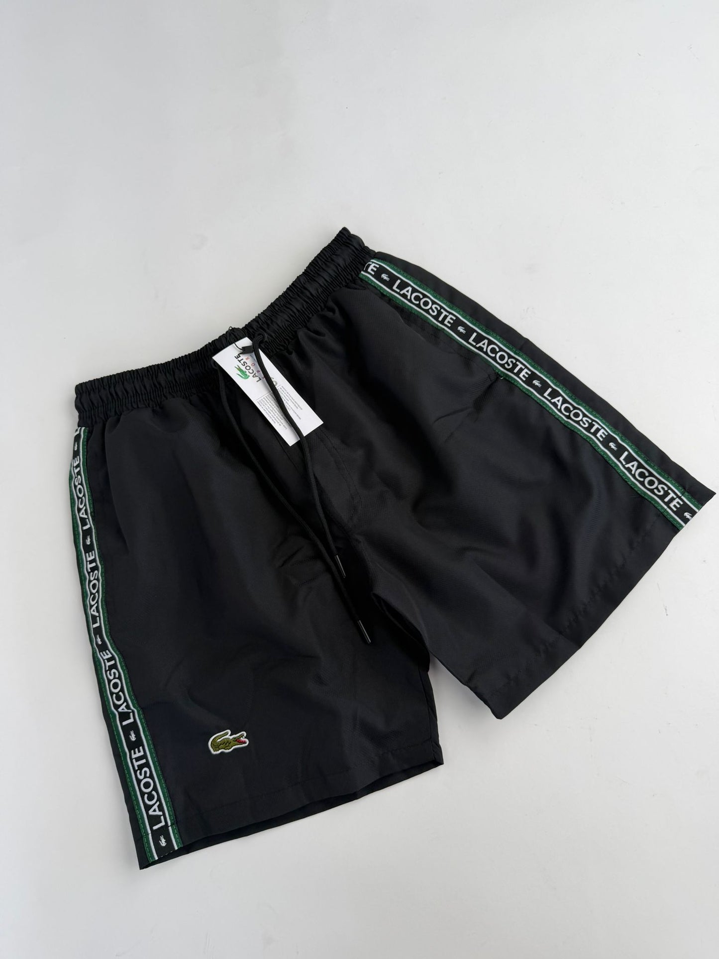 Pantalon Corto Lacoste negras logo verde lineas laterales