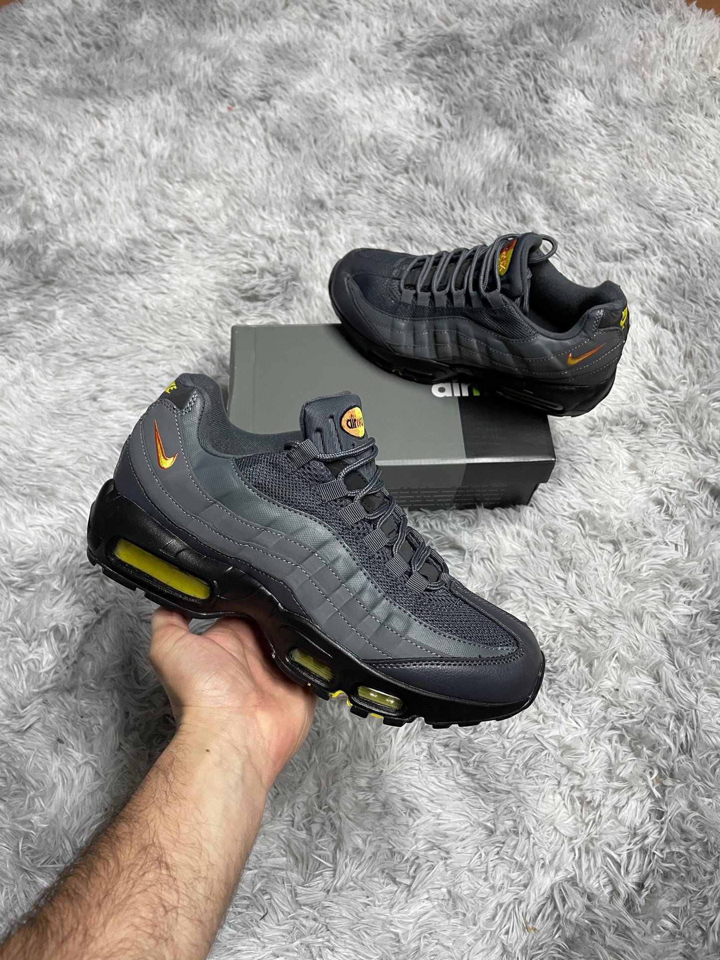 Air max 95 gris logo naranja y amarillo