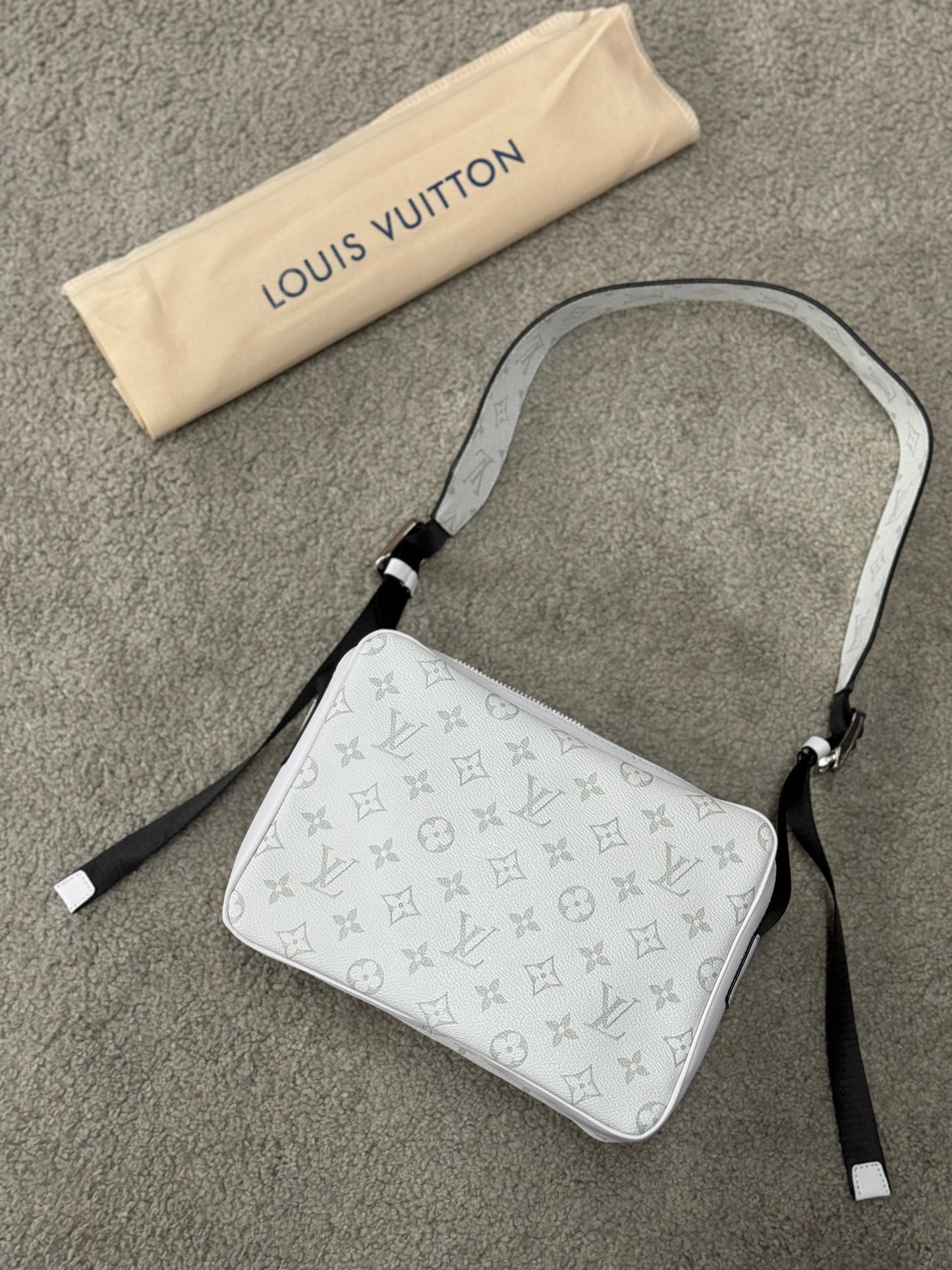 Bandolera lv blanca logo gris