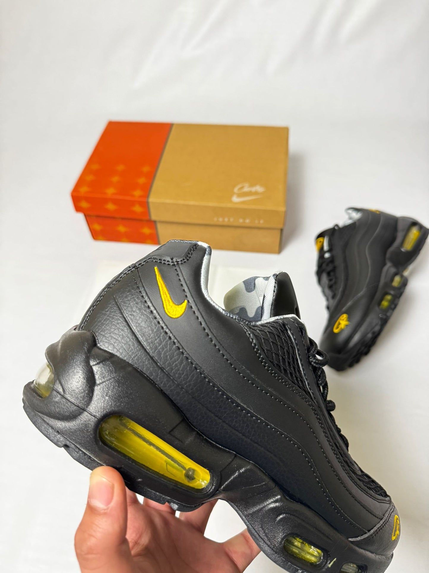 Air max 95 negras x Corteiz logo amarillo