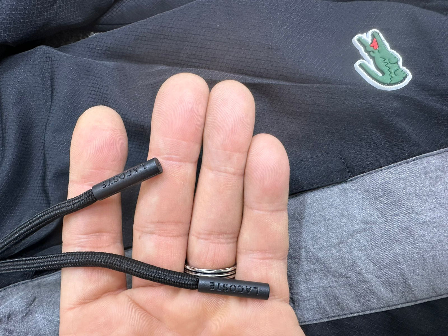 Chandal LACOSTE negro y beige detalles grises