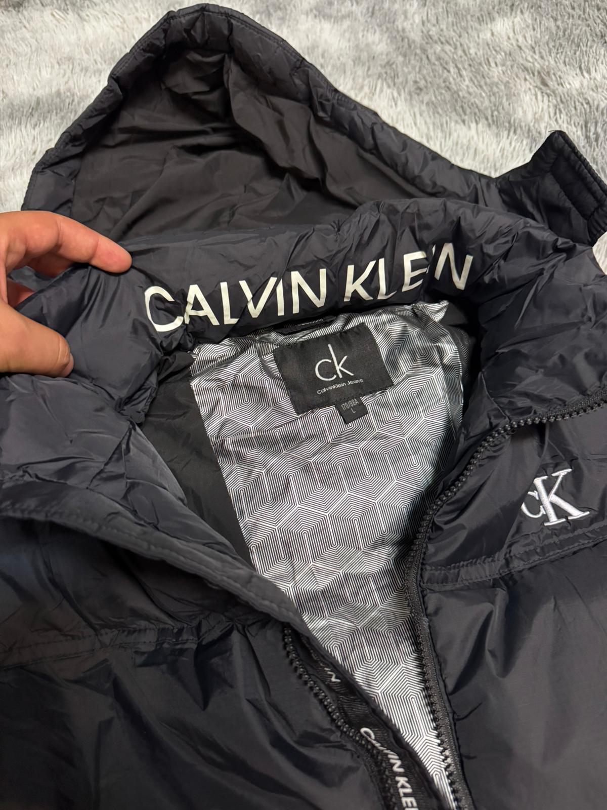 Chaqueta calvin klein negra logo blanco