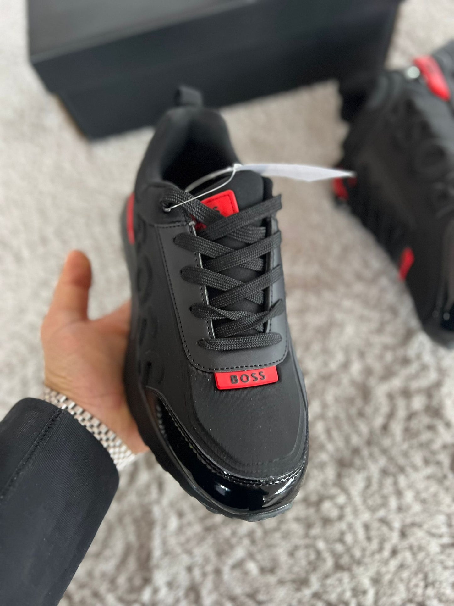 Hugo Boss negras detalles rojos