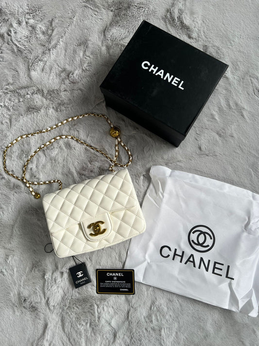 Bolso chanel blanco logo dorado