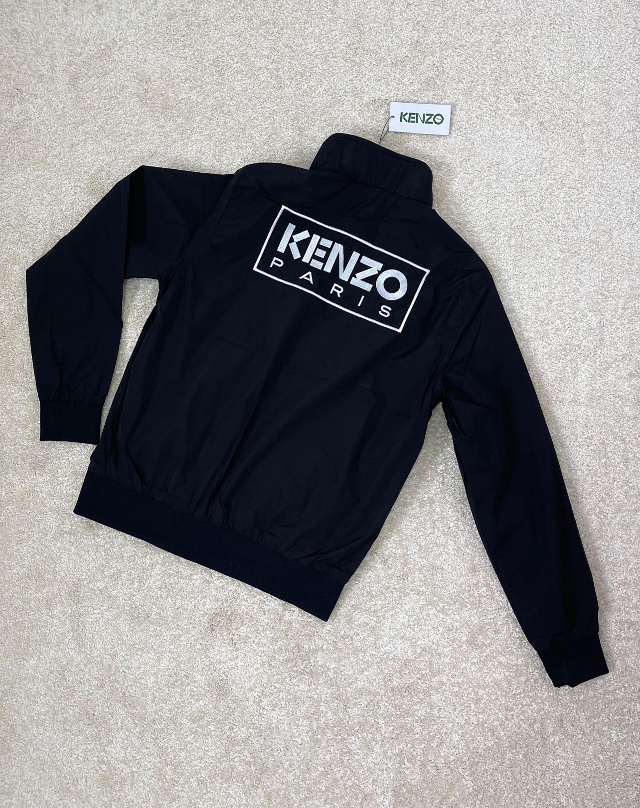 Chaqueta Kenzo negra logo blanco