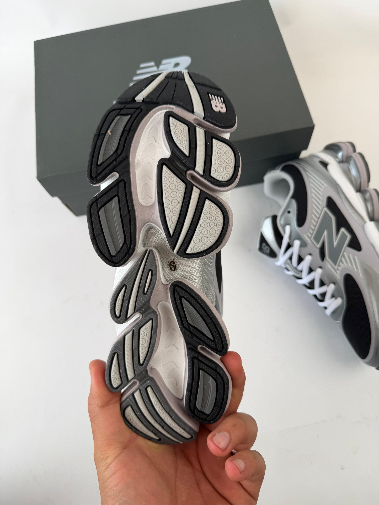 New Balance 2000 grises detalles negros y blancos