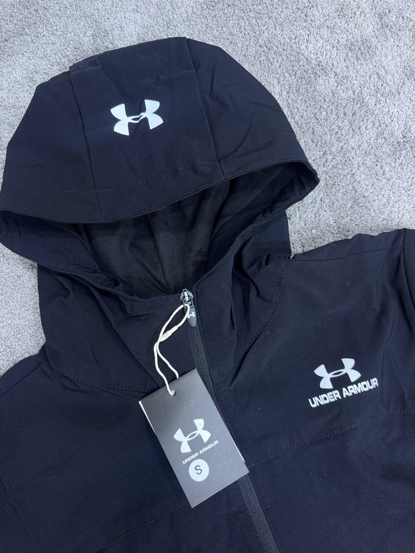 Chandal under armour negro logo blanco