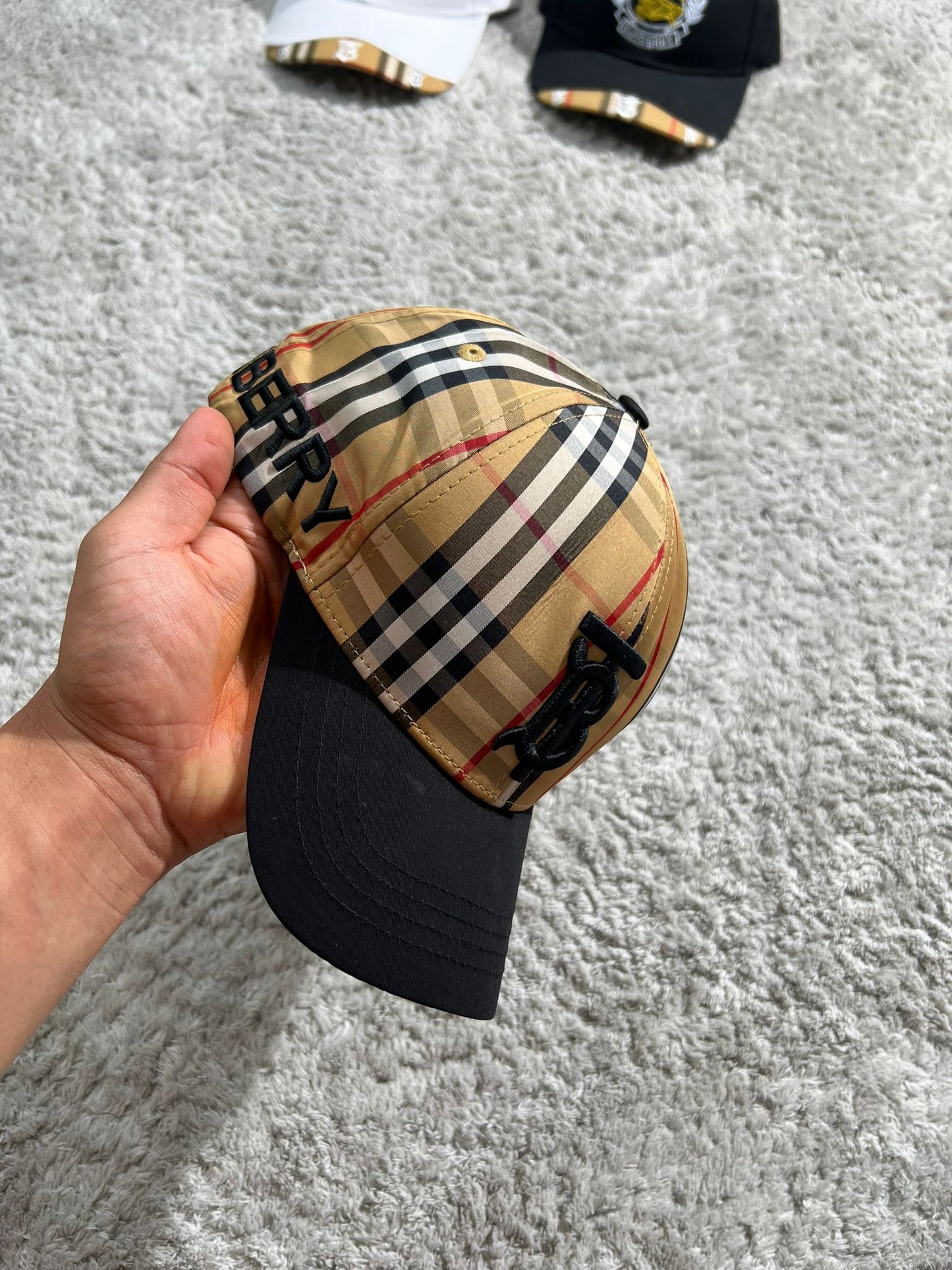 Gorra Burberry G5 marron y negra