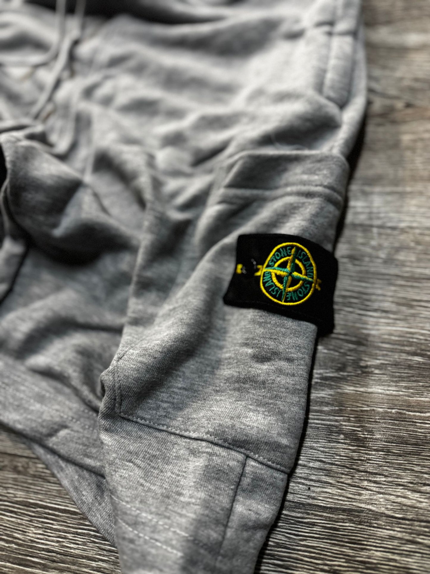 Conjunto gris stone island
