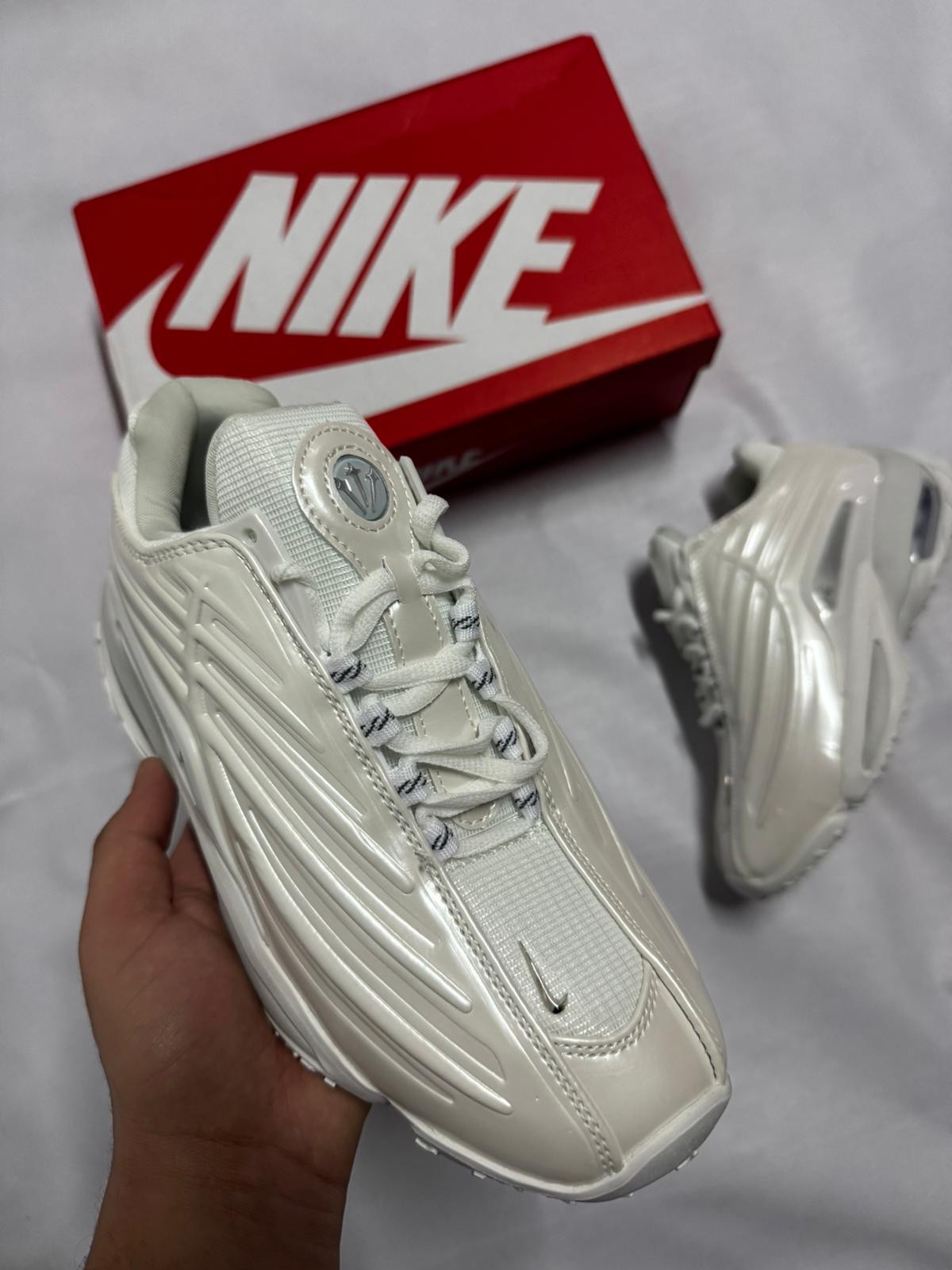 Nike nocta blanco detalles grises