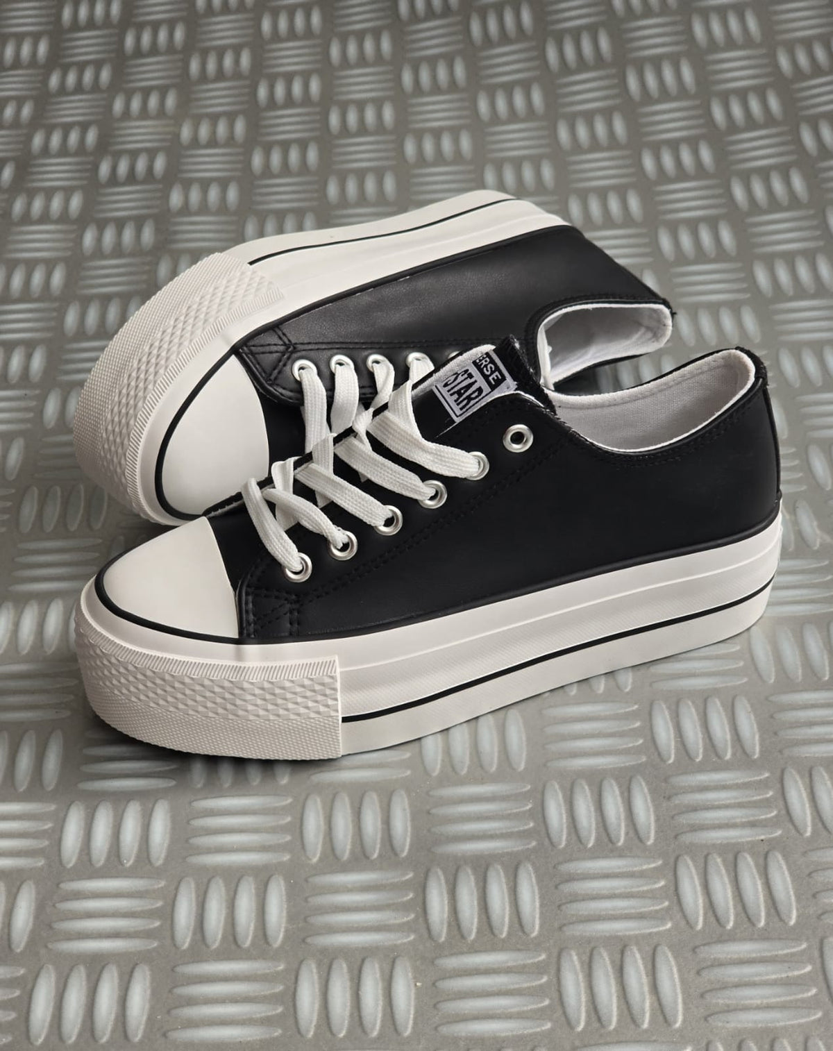 Converse negra costura negra polipiel