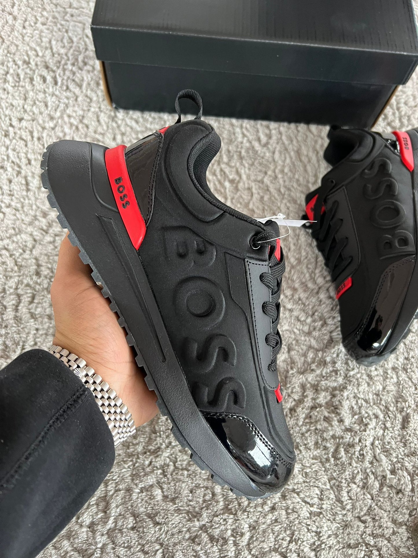 Hugo Boss negras detalles rojos