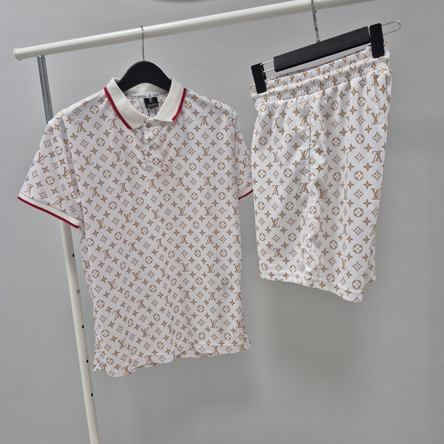 Conjunto lv blanca logos detalles rojos
