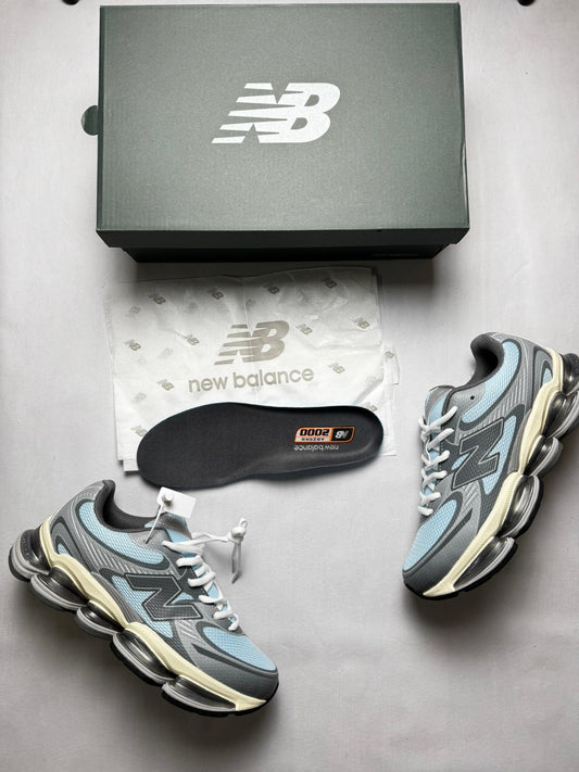 New Balance 2000 grises detalles azules