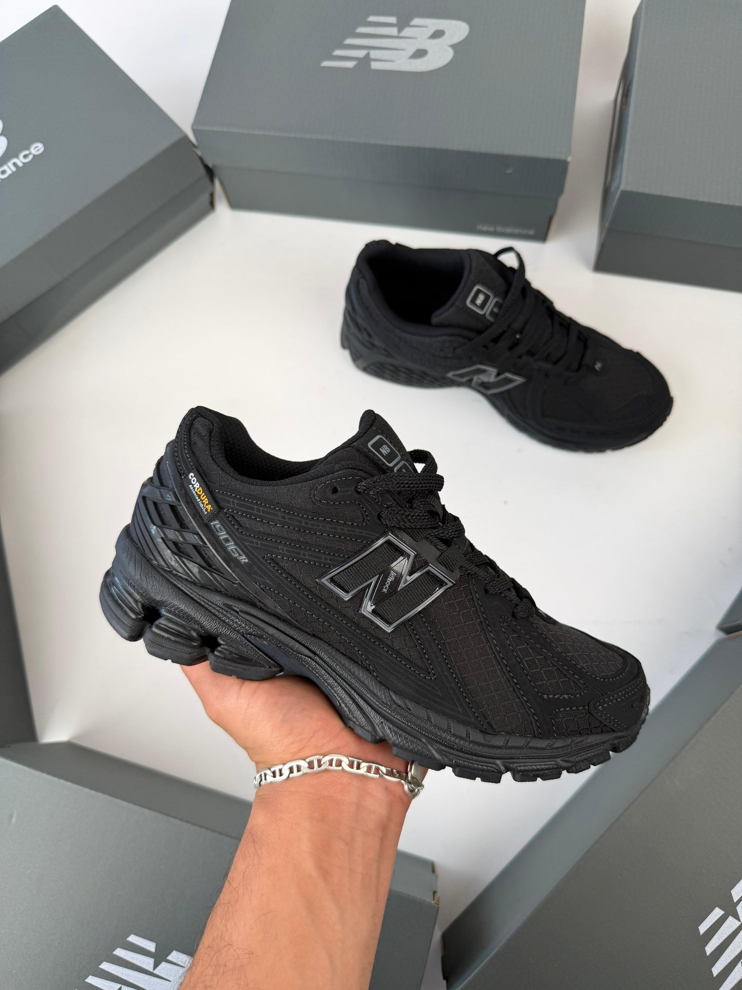 New Balance 1906R negras detalles grises