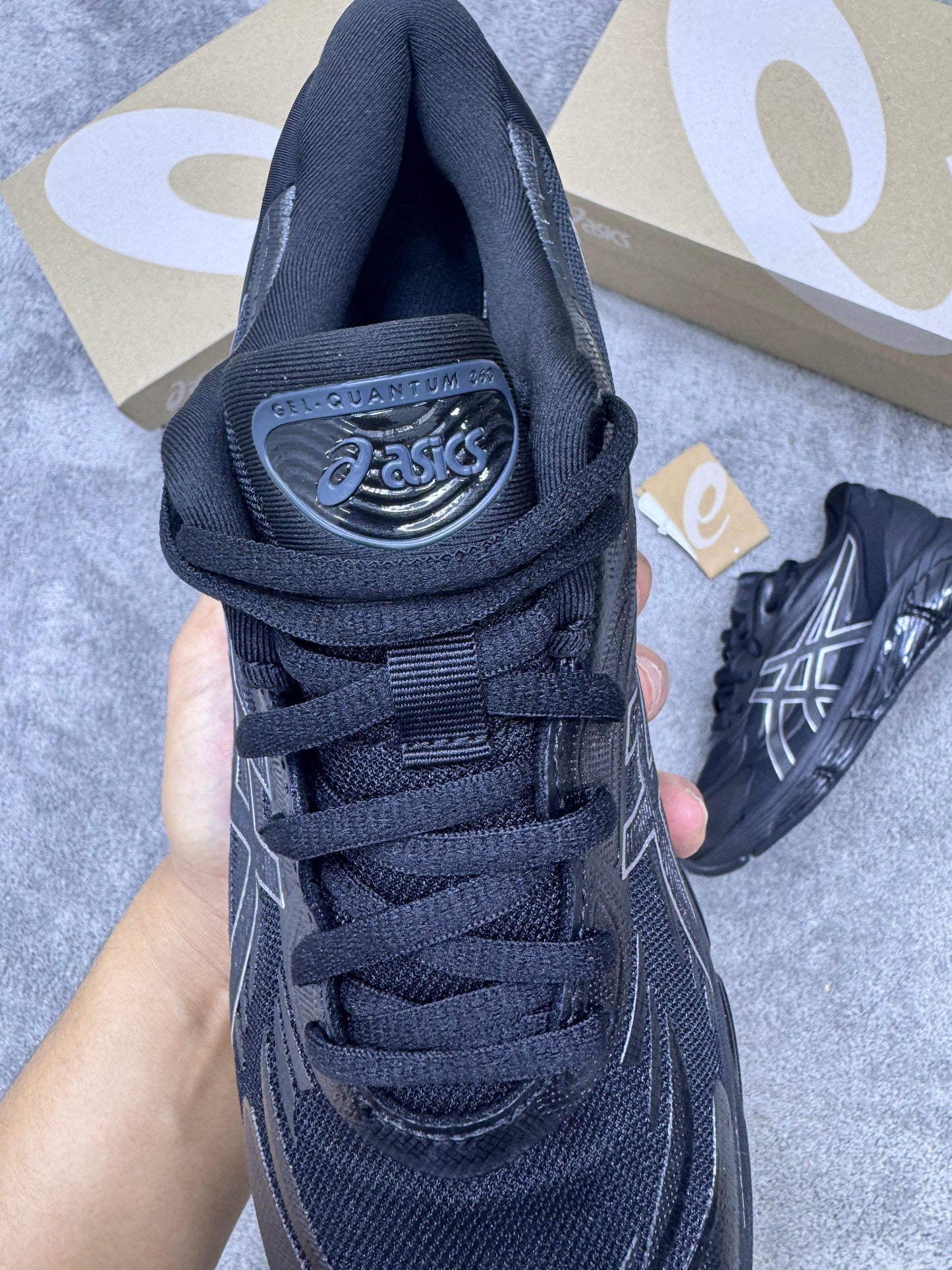 Asics GEL-QUANTUM 360 negras logo negro contorno blanco